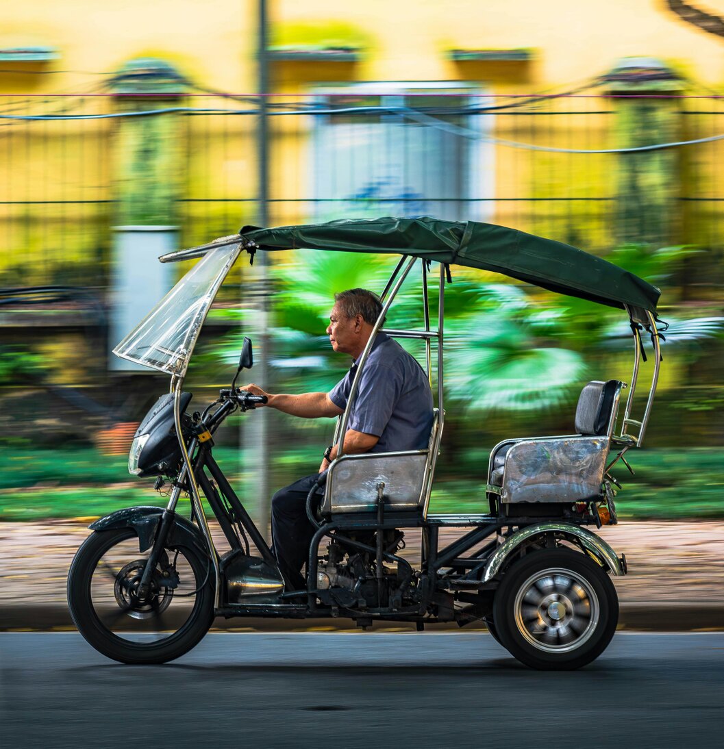 Tricimoto de transporte esperando un servicio